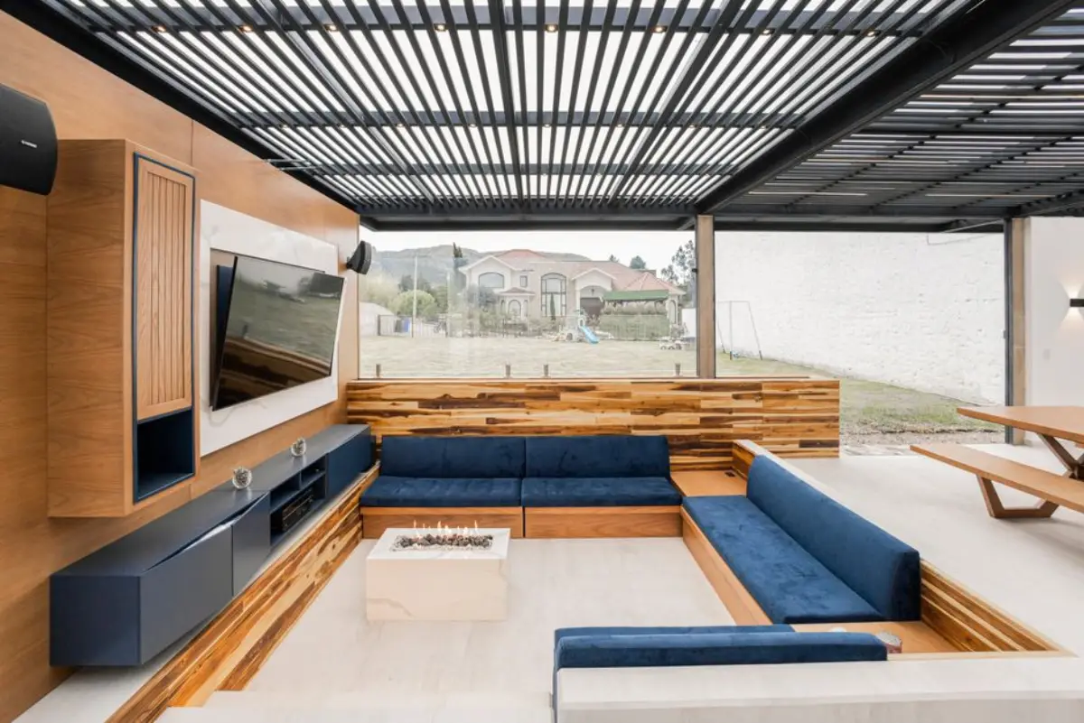 Bioclimatic pergola with rotating louvres over an outdoor lounge